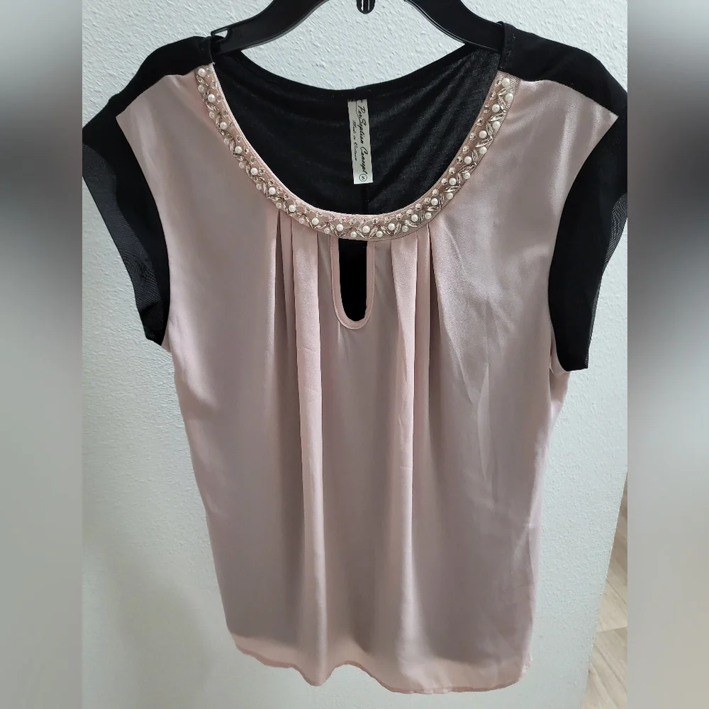 Cute blouse - Picture 1 of 3